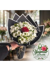 Siyah Ambalajda Beyaz Papatya ve Kırmızı Gül Buketi